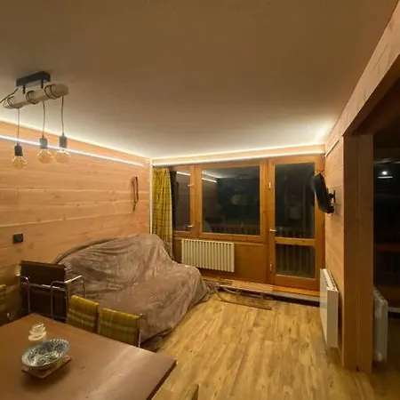 7 Personnes Au Pied Des Pistes